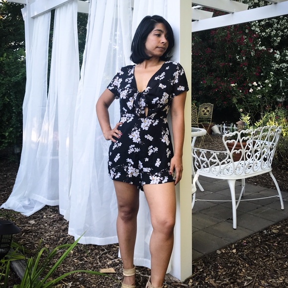 Tie-front Cut out Summer Floral Romper - Picture 3 of 7